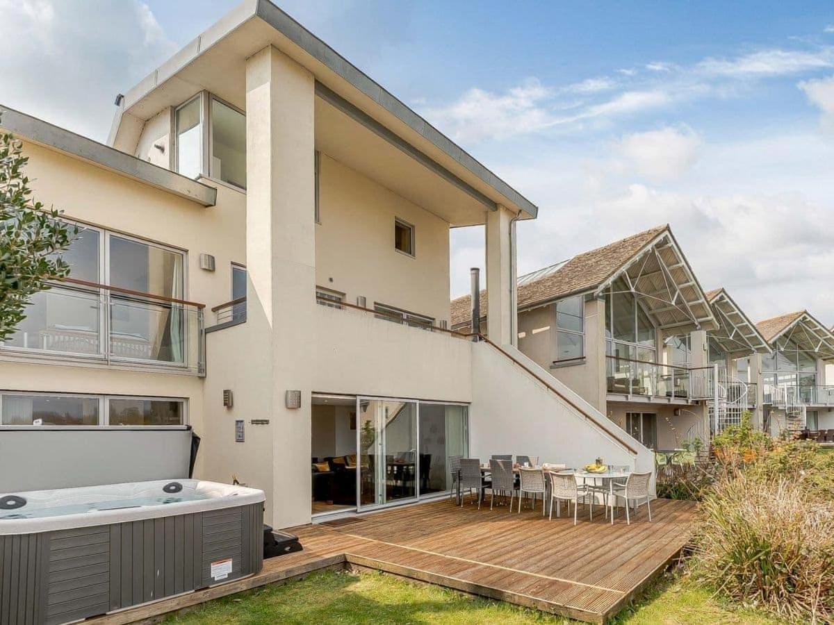 Cotswolds Lakehouse, With Hot Tub & Spa Access, Lower Mill Estate Somerford Keynes ภายนอก รูปภาพ