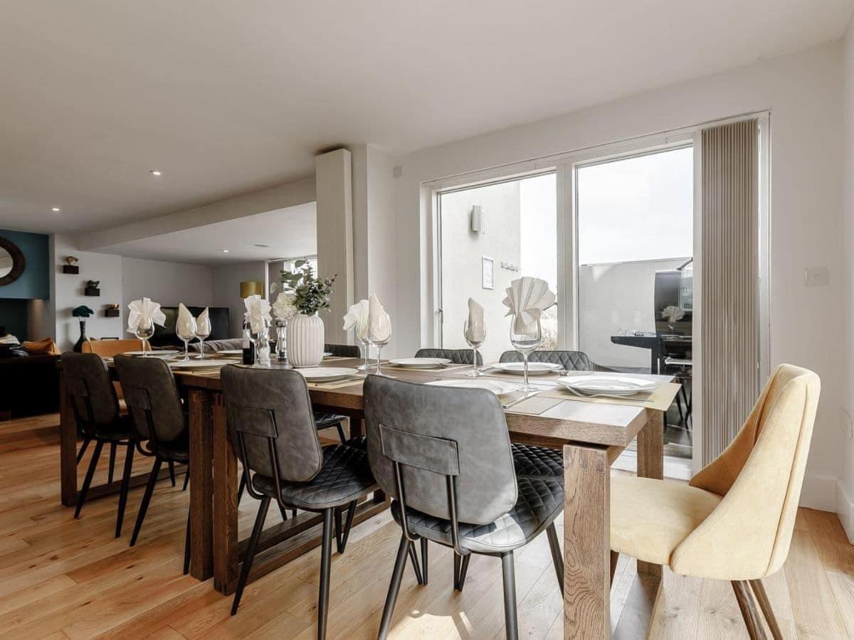 Cotswolds Lakehouse, With Hot Tub & Spa Access, Lower Mill Estate Somerford Keynes ภายนอก รูปภาพ