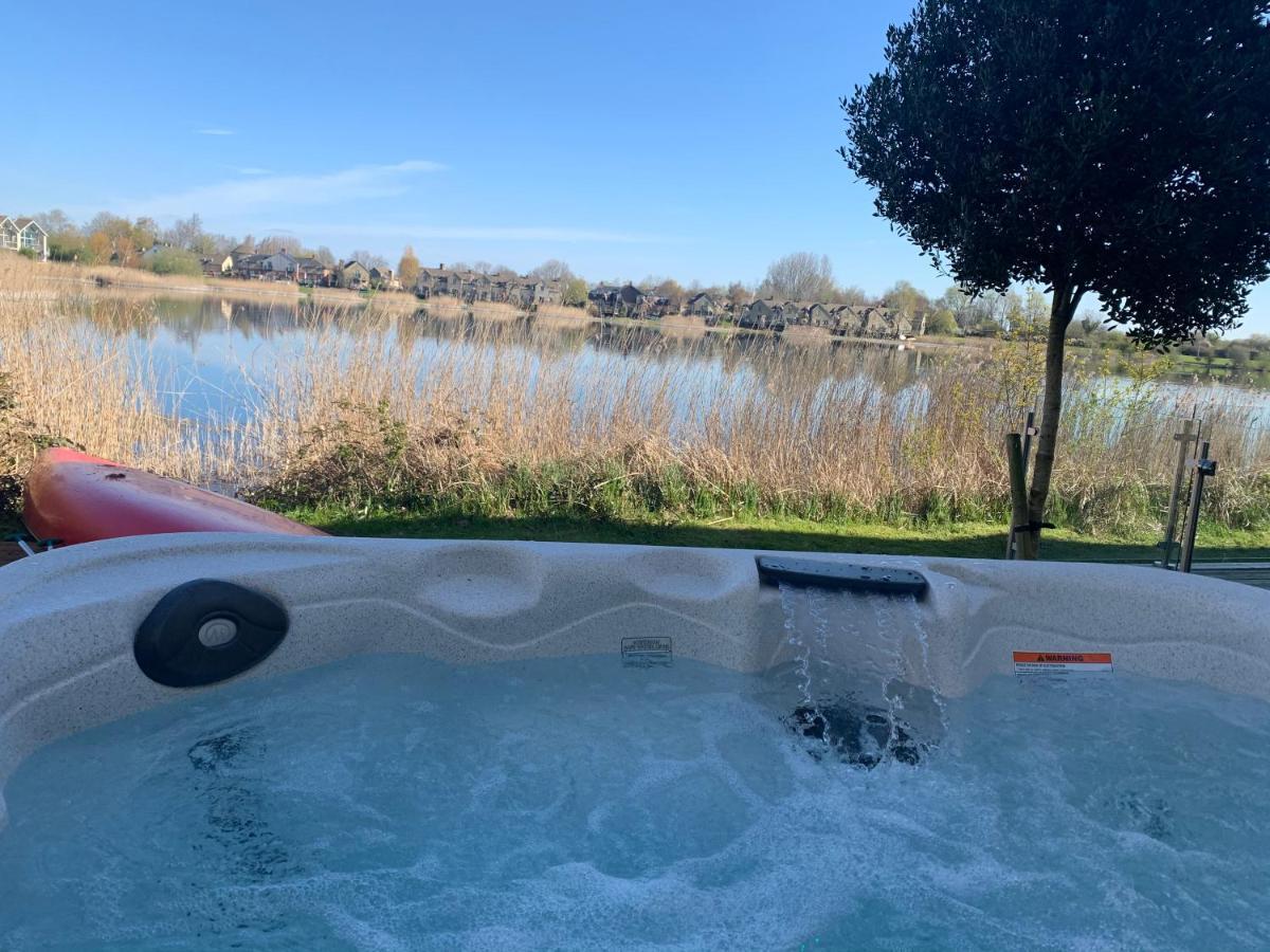 Cotswolds Lakehouse, With Hot Tub & Spa Access, Lower Mill Estate Somerford Keynes ภายนอก รูปภาพ