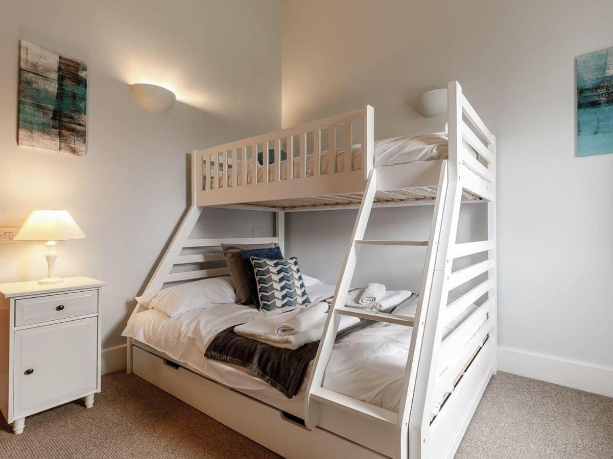 Cotswolds Lakehouse, With Hot Tub & Spa Access, Lower Mill Estate Somerford Keynes ภายนอก รูปภาพ