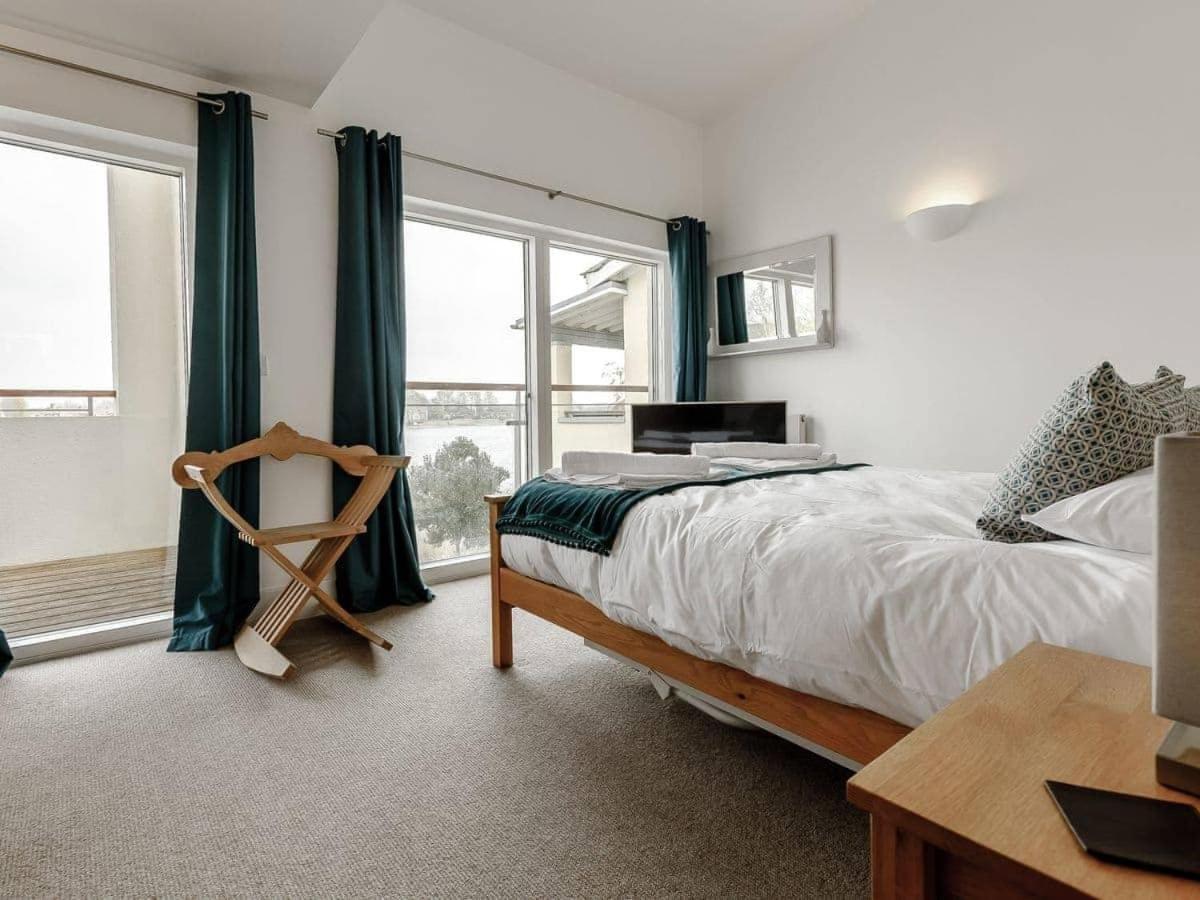 Cotswolds Lakehouse, With Hot Tub & Spa Access, Lower Mill Estate Somerford Keynes ภายนอก รูปภาพ