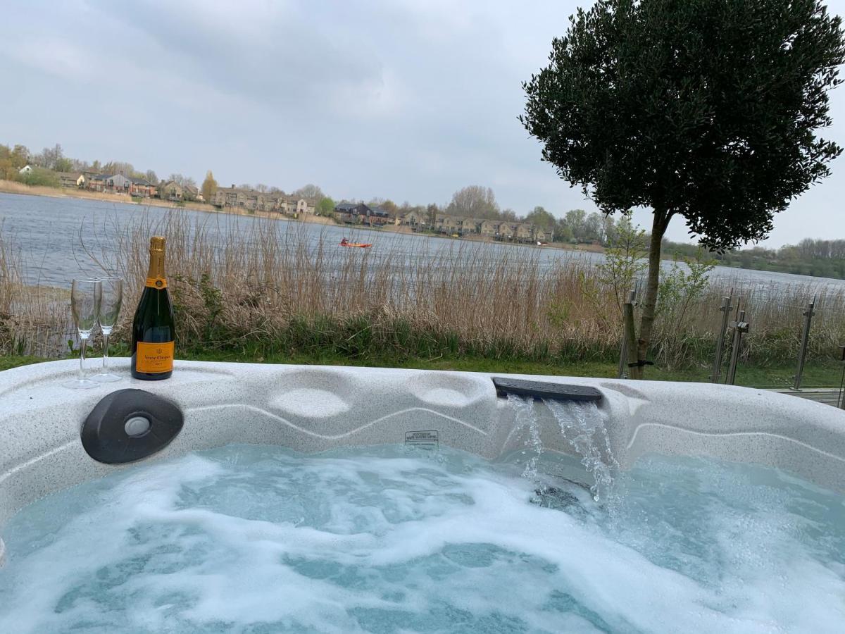 Cotswolds Lakehouse, With Hot Tub & Spa Access, Lower Mill Estate Somerford Keynes ภายนอก รูปภาพ
